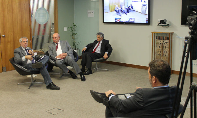 Da esquerda para direita: Sergei Soares (Ipea/IPC-IG); Osmar Terra, Ministro do Desenvolvimento Social; Ricardo Paes de Barros; e Pedro Olinto (Banco Mundial, de costas) – Foto: Marco Prates